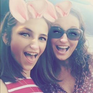 Hi! I'm Andrea. Check out my listings!